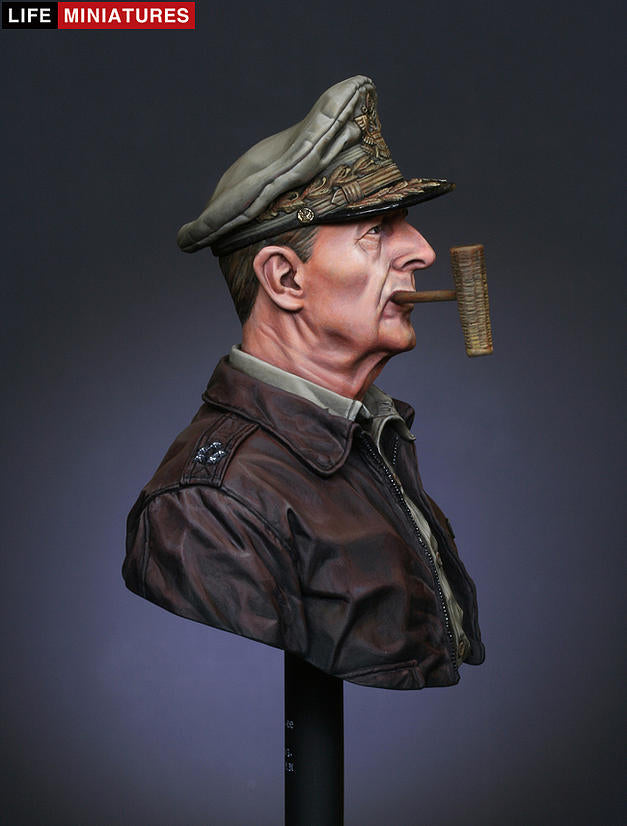 Life miniatures U.N. supreme commander Gen. Douglas MacArthur BUST