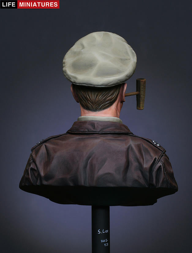 Life miniatures U.N. supreme commander Gen. Douglas MacArthur BUST
