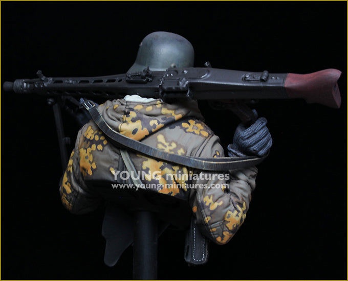 Young Miniatures German Machine Gunner Eastern Front WWII  1/10 Bust Resin YM1882 BUST